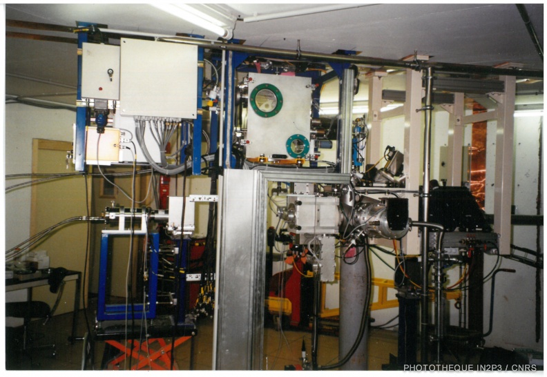 Le LPC Caen, La montée en puissance (1980-2000). Conception et réalisation d’une station d’identification pour la ligne SPIRAL au GANIL. Une bande aliminisée recueille les noyaux d’intérêt qui sont transportés devant des détecteurs.