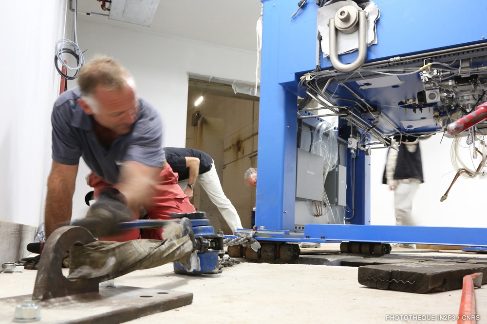 Positionnement du cyclotron Cyrcé dans sa casemate