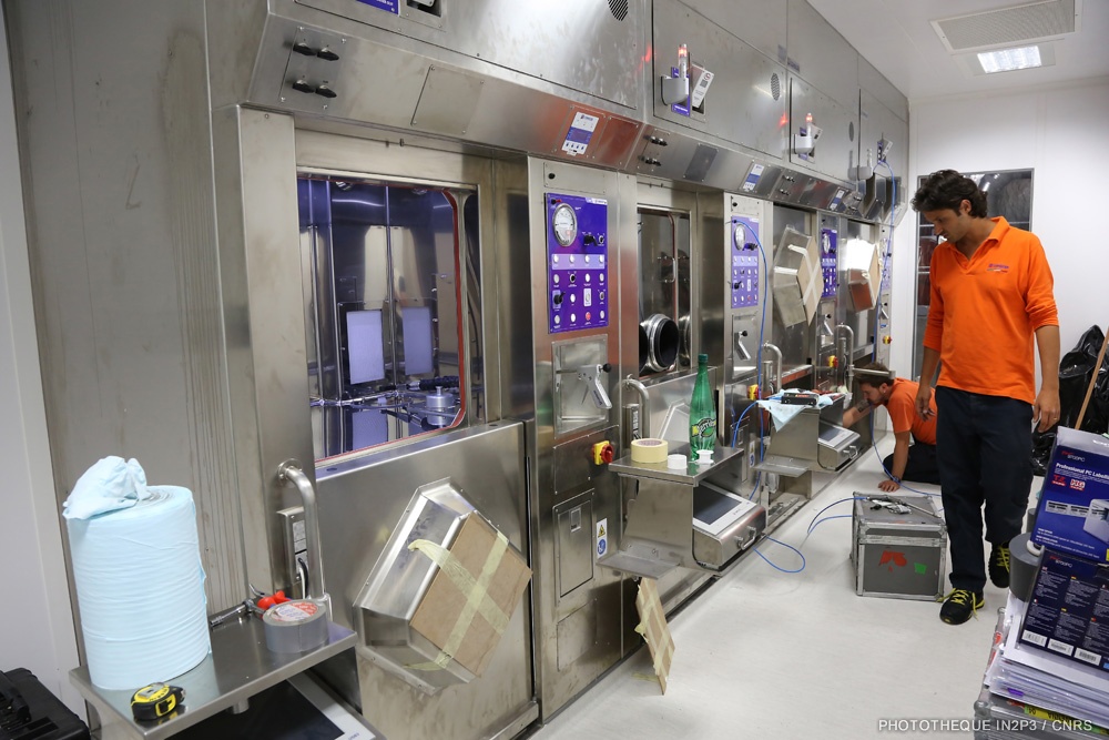 Mise en place des cellules blindées ("hot cells") de Cyrcé