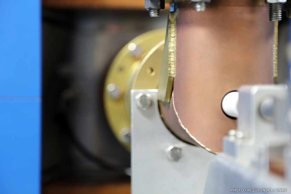Détail du guide d'onde du cyclotron Cyrcé