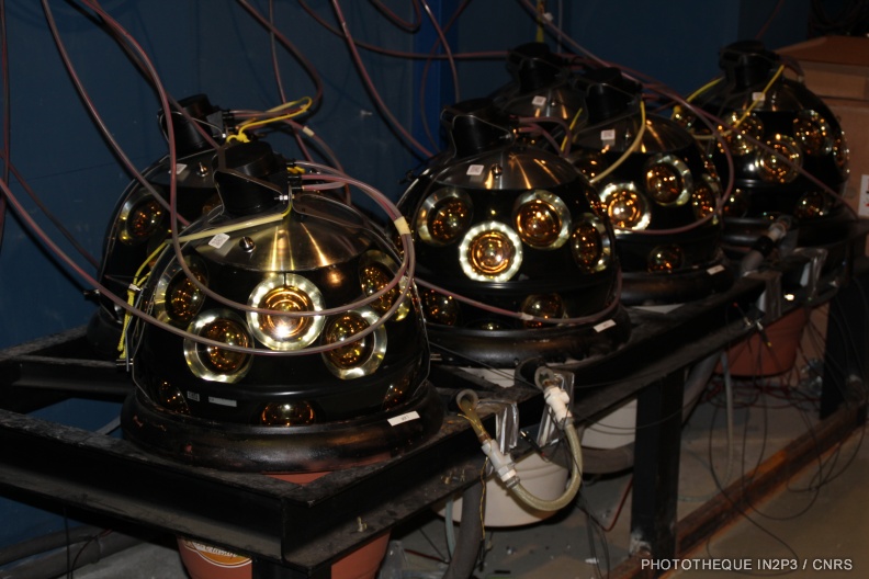 Détecteur de lumière pour le télescope KM3NeT