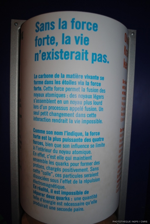 Panneau expliquant le rôle de la force forte