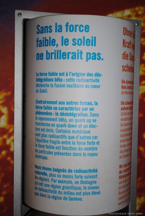 Panneau expliquant le rôle de la force faible