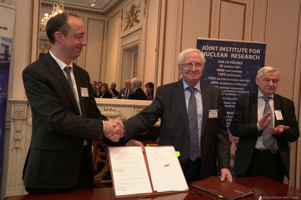 signature-collaboration-agreement-jinr-in2p3 40455292812 o