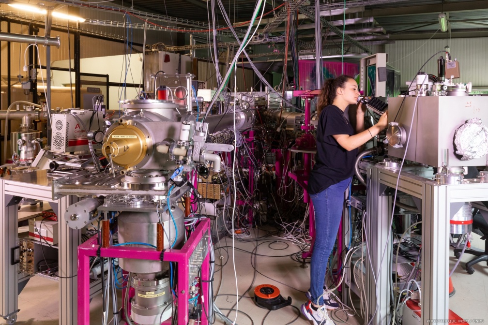 Vue générale des différentes lignes de faisceaux d'ions de l'accélérateur 2 MV ARAMIS de la plateforme JANNuS-SCALP