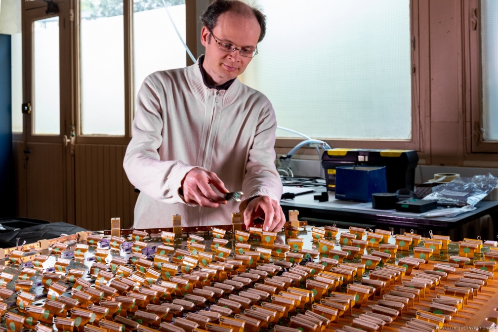 Installation d'une de ces cartes électroniques MANU sur une chambre à fils de détection des particules appelé cadran pour le tracker Dimuon de l'expérience ALICE au CERN