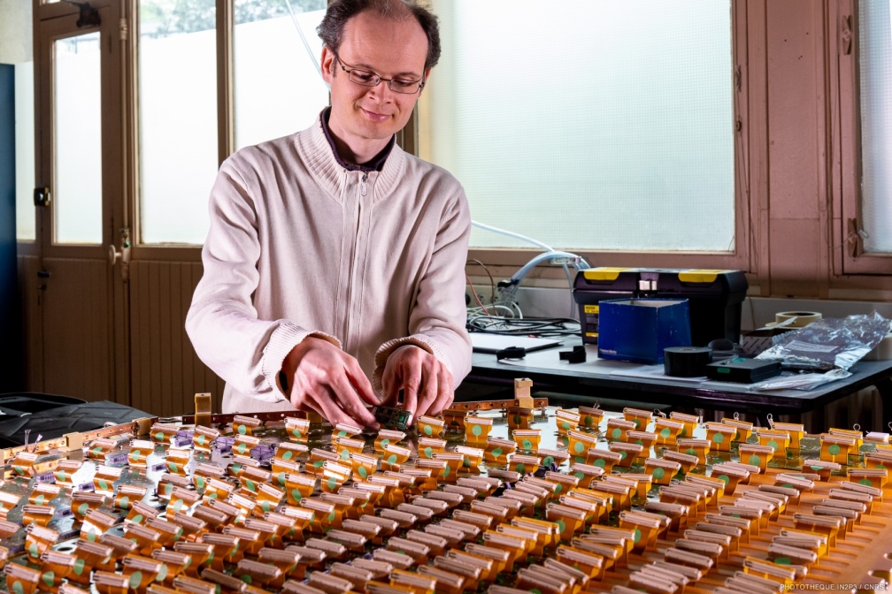 Installation d'une de ces cartes électroniques MANU sur une chambre à fils de détection des particules appelé cadran pour le tracker Dimuon de l'expérience ALICE au CERN