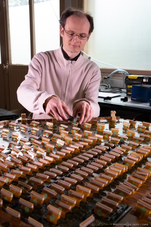 Installation d'une de ces cartes électroniques MANU sur une chambre à fils de détection des particules appelé cadran pour le tracker Dimuon de l'expérience ALICE au CERN
