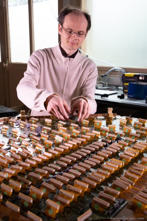 Installation d'une de ces cartes électroniques MANU sur une chambre à fils de détection des particules appelé cadran pour le tracker Dimuon de l'expérience ALICE au CERN