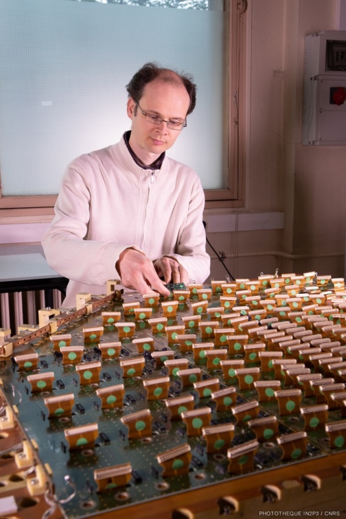 Installation d'une de ces cartes électroniques MANU sur une chambre à fils de détection des particules appelé cadran pour le tracker Dimuon de l'expérience ALICE au CERN