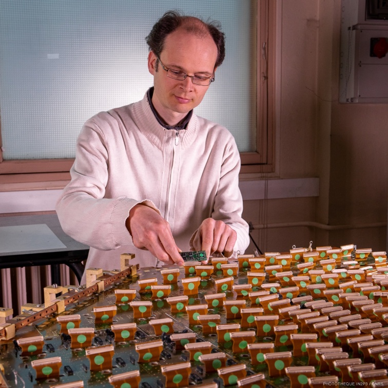 Installation d'une de ces cartes électroniques MANU sur une chambre à fils de détection des particules appelé cadran pour le tracker Dimuon de l'expérience ALICE au CERN