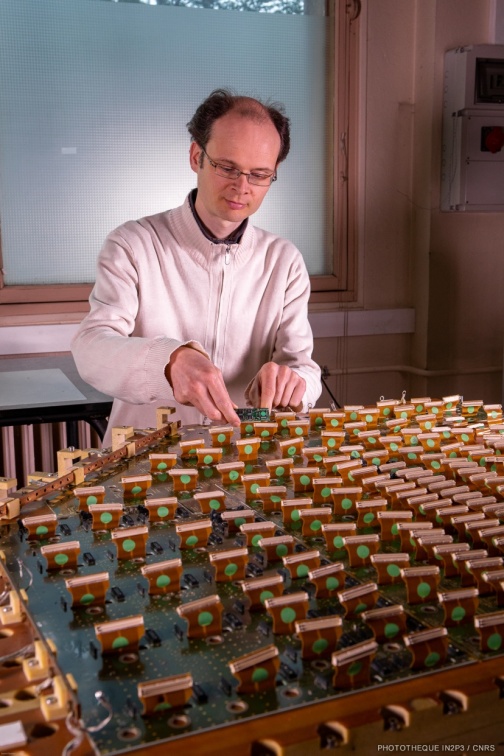 Installation d'une de ces cartes électroniques MANU sur une chambre à fils de détection des particules appelé cadran pour le tracker Dimuon de l'expérience ALICE au CERN