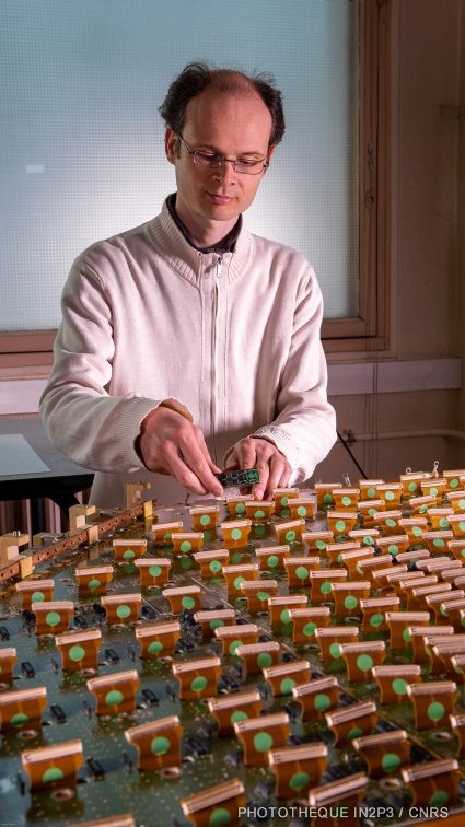 Installation d'une de ces cartes électroniques MANU sur une chambre à fils de détection des particules appelé cadran pour le tracker Dimuon de l'expérience ALICE au CERN