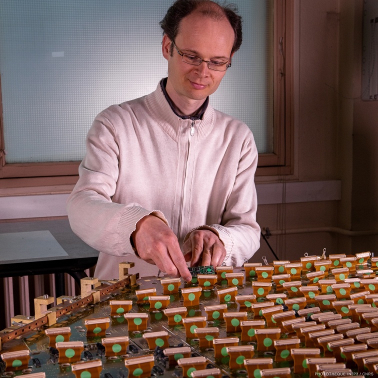 Installation d'une de ces cartes électroniques MANU sur une chambre à fils de détection des particules appelé cadran pour le tracker Dimuon de l'expérience ALICE au CERN
