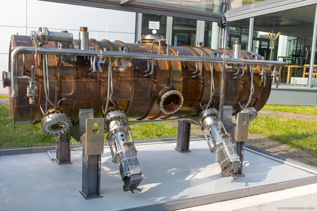 Cavité accélératrice du LEP utilisée pour accélérer électrons et positrons dans le collisionneur LEP du CERN
