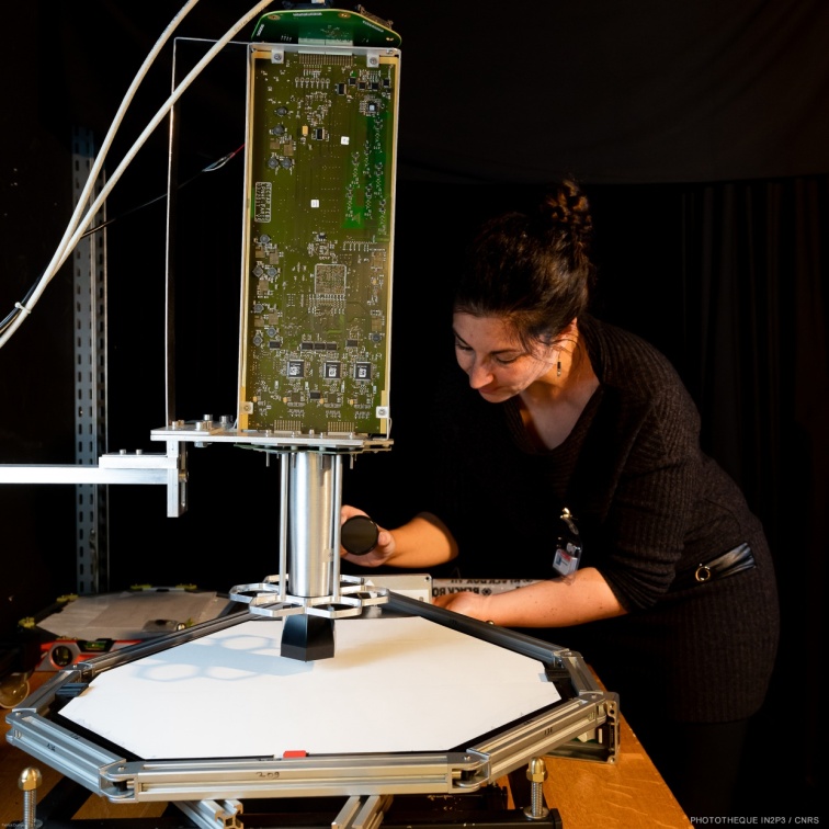 Banc de caractérisation du système d'étalonnage au photoélectron unique des photodétecteurs de NectarCAM, une caméra pour les télescopes de taille moyenne de CTA (Cherenkov Telescope Array)