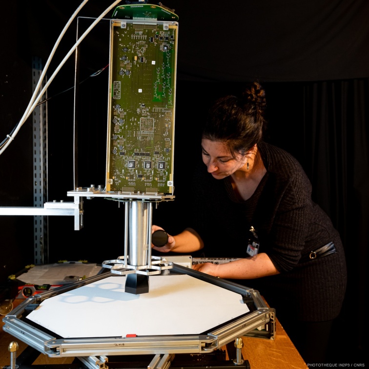 Banc de caractérisation du système d'étalonnage au photoélectron unique des photodétecteurs de NectarCAM, une caméra pour les télescopes de taille moyenne de CTA (Cherenkov Telescope Array)