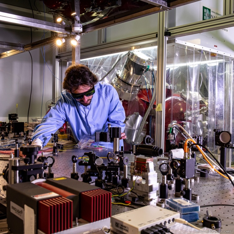 Physicien en train d'aligner des éléments optiques pour l'expérience Exsqueez (dédiée aux études d'états comprimés de la lumière ou squeezing en anglais) hébergée dans la plateforme CALVA (Cavité pour le Lock de Virgo Avancé)