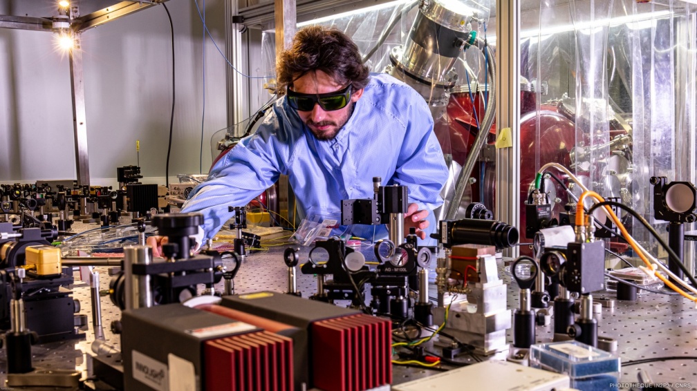 Physicien en train d'aligner des éléments optiques pour l'expérience Exsqueez (dédiée aux études d'états comprimés de la lumière ou squeezing en anglais) hébergée dans la plateforme CALVA (Cavité pour le Lock de Virgo Avancé)