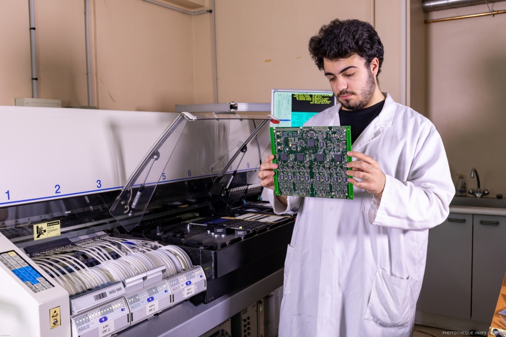 Inspection d'une carte produite à l'atelier de câblage CMS d'IJCLab