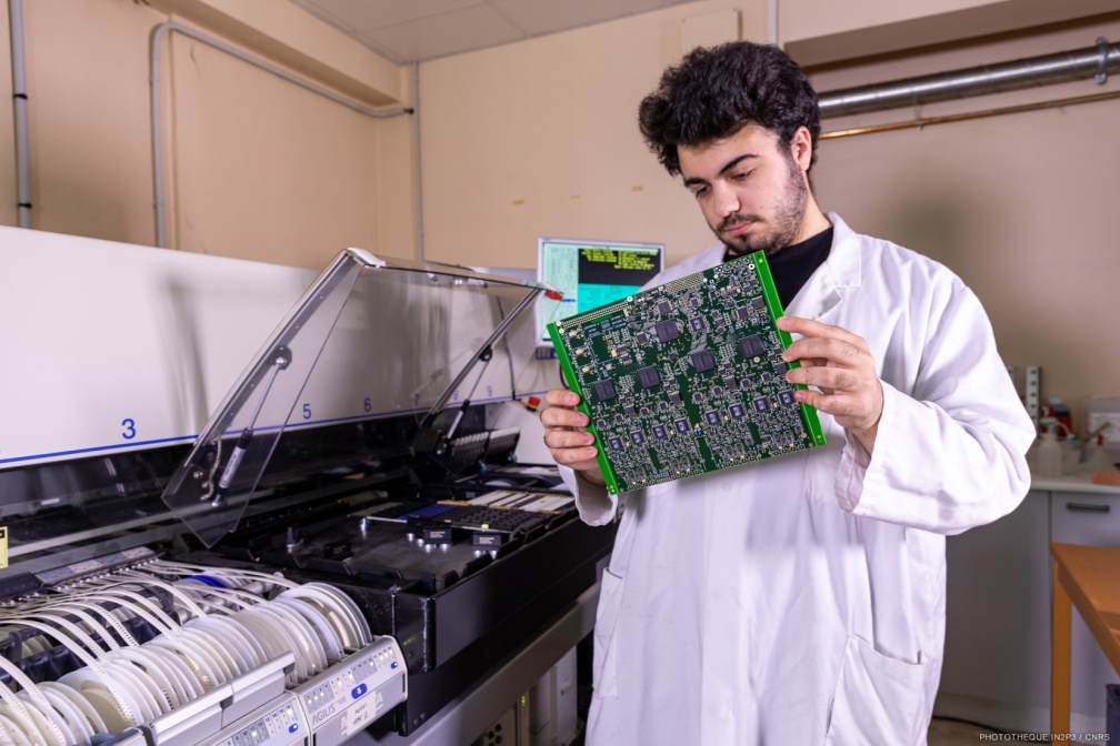 Inspection d'une carte produite à l'atelier de câblage CMS d'IJCLab