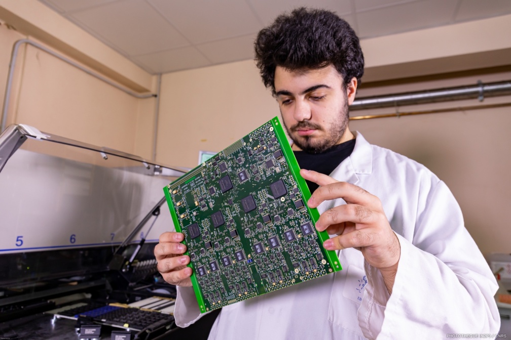 Inspection d'une carte produite à l'atelier de câblage CMS d'IJCLab