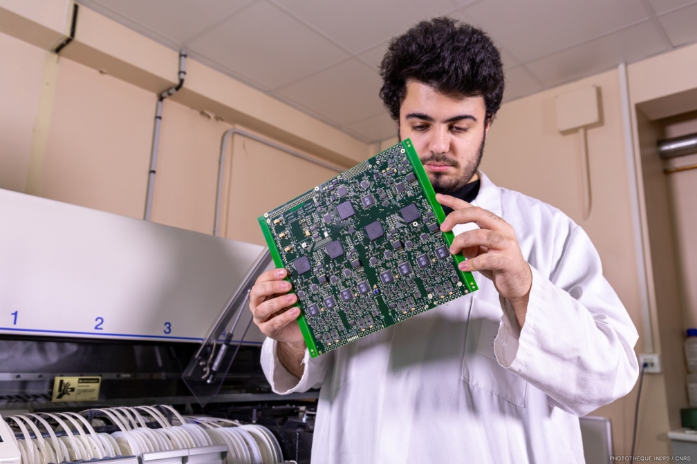 Inspection d'une carte produite à l'atelier de câblage CMS d'IJCLab