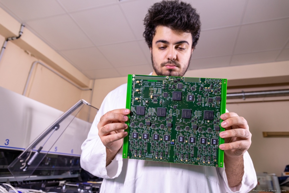 Inspection d'une carte produite à l'atelier de câblage CMS d'IJCLab