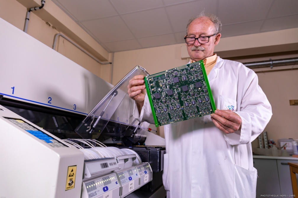 Inspection d'une carte produite à l'atelier de câblage CMS du laboratoire