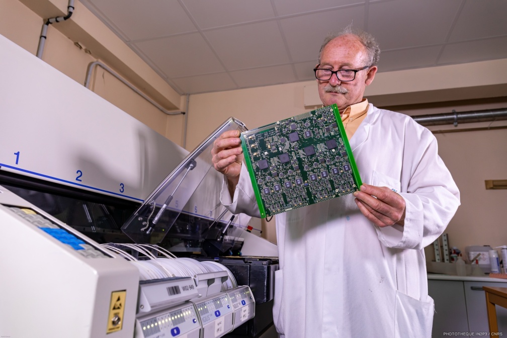 Inspection d'une carte produite à l'atelier de câblage CMS du laboratoire