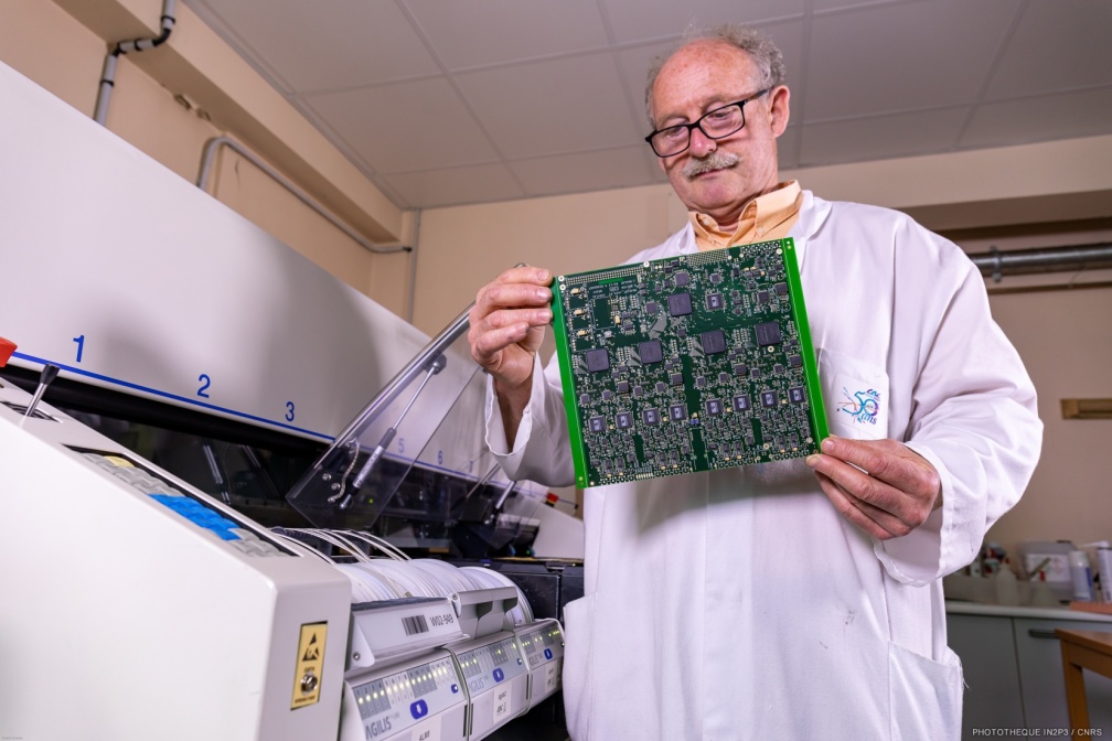 Inspection d'une carte produite à l'atelier de câblage CMS du laboratoire