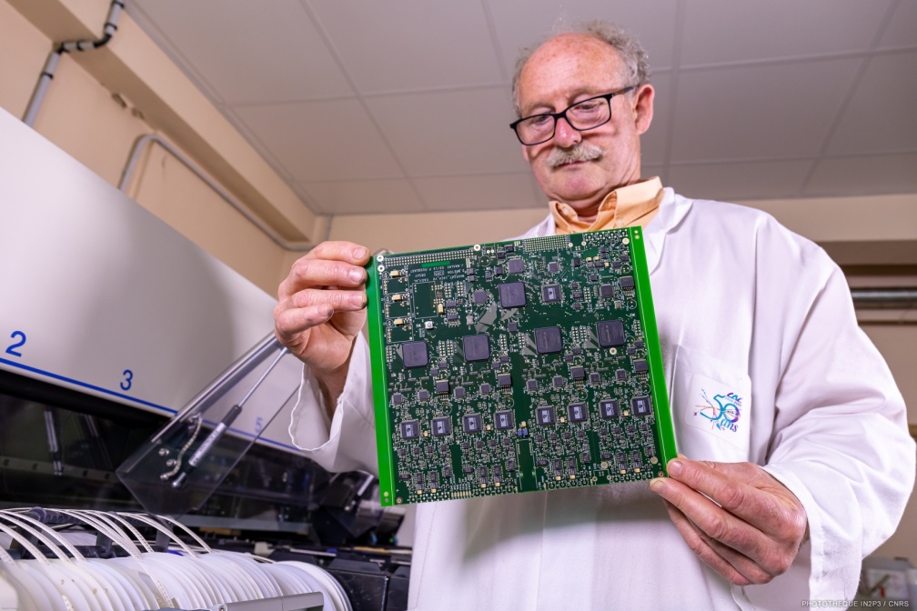 Inspection d'une carte produite à l'atelier de câblage CMS du laboratoire