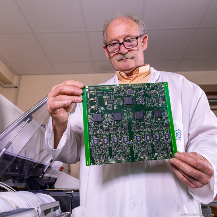 Inspection d'une carte produite à l'atelier de câblage CMS du laboratoire