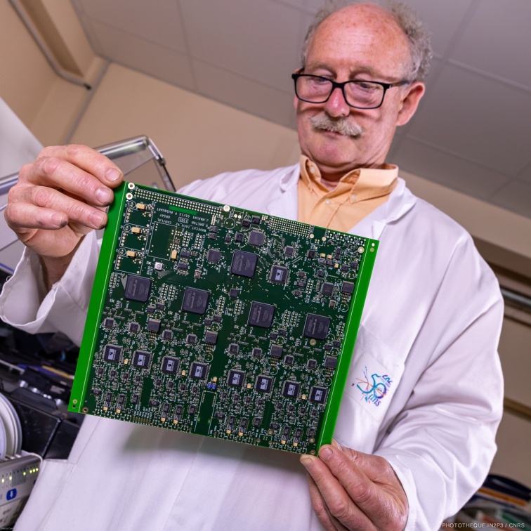 Inspection d'une carte produite à l'atelier de câblage CMS du laboratoire