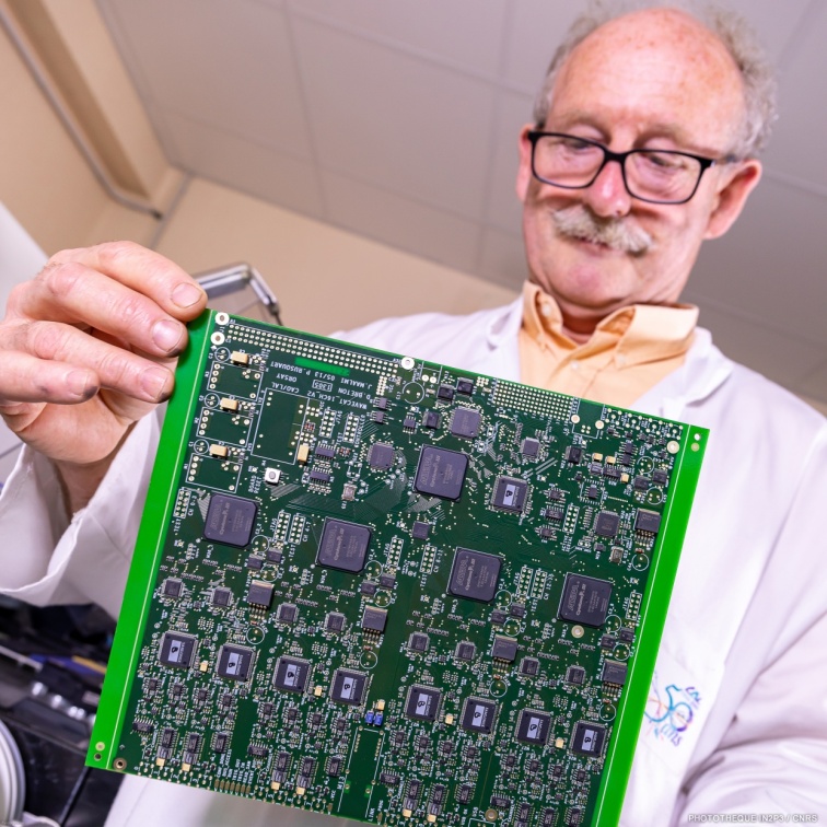 Inspection d'une carte produite à l'atelier de câblage CMS du laboratoire