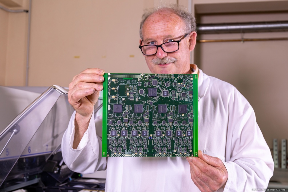 Inspection d'une carte produite à l'atelier de câblage CMS du laboratoire