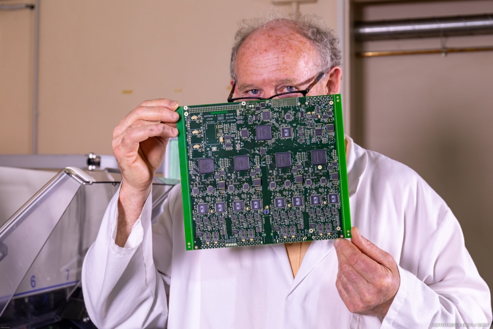 Inspection d'une carte produite à l'atelier de câblage CMS du laboratoire