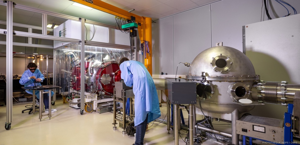 Physiciens préparant l'expérience Exsqueez