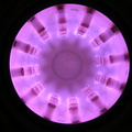 Plasma micro-onde RCE avec configuration magnétique dipolaire (Argon, 1 mTorr, 150 W par source)