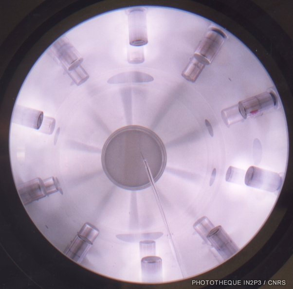 Plasma micro-onde RCE avec configuration magnétique dipolaire (Hydrogène, 1 mTorr, 150 W par source)