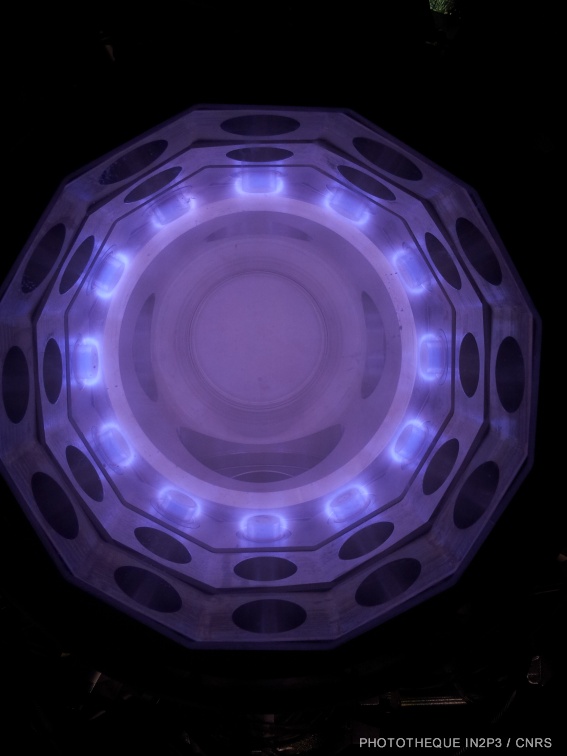 Plasma micro-onde RCE avec configuration magnétique de type tête-bêche (Argon, 1 mTorr, 150 W par source)
