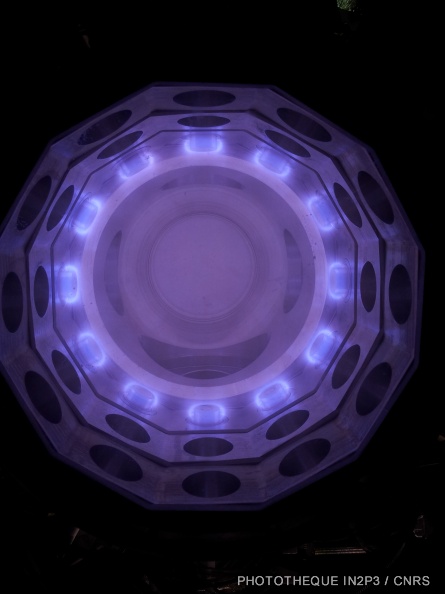 Plasma micro-onde RCE avec configuration magnétique de type tête-bêche (Argon, 1 mTorr, 150 W par source)