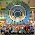 Collaboration DELPHI devant leur détecteur au CERN