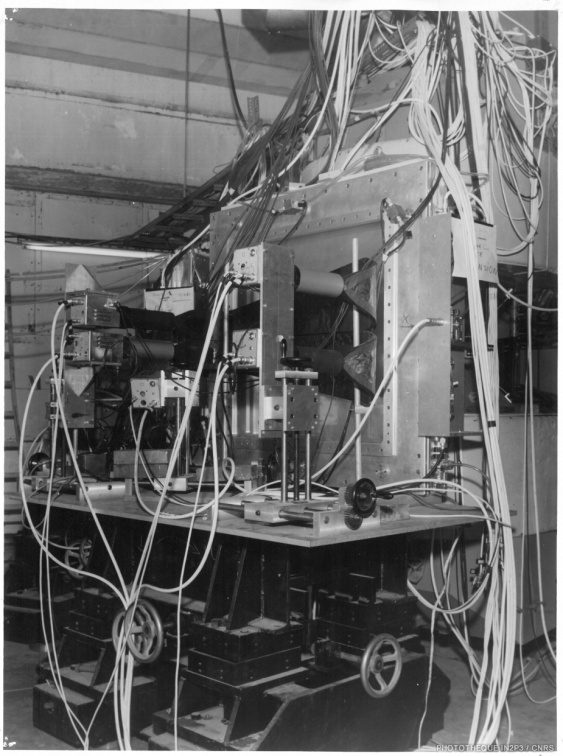 LPC Caen, Le développement (1960-1970). Chambre sonique (Cible polarisée, mesure du temps de propagation par le son).
