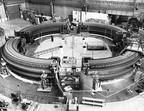 LPC Caen, Le développement (1960-1970). Le synchrotron SATURNE du CEA en 1958 (Ep = 3 GeV).