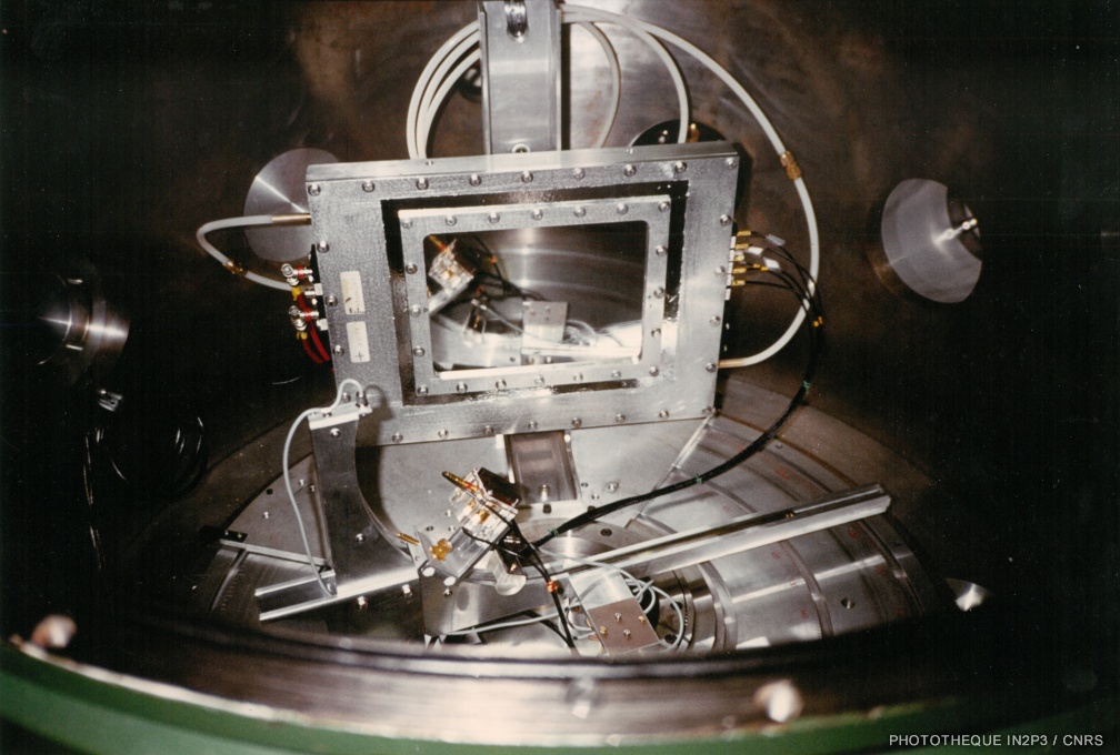 LPC Caen, La reconversion (1970-1980). Détecteur gazeux à plaques parallèles à localisation spatiale (fission séquentielle IPN Orsay 1979 – Dispositif expérimental utilisé à l’accélérateur ALICE).