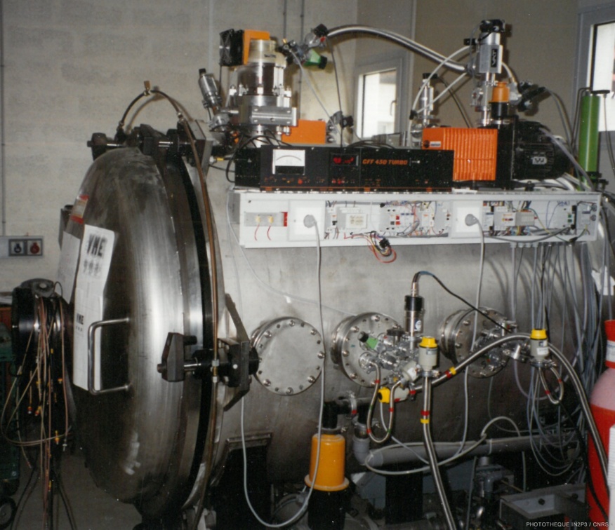LPC Caen, La reconversion (1970-1980). Enceinte à vide INO permettant la réalisation de nombreux tests au sein du laboratoire.