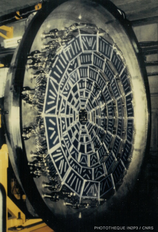 LPC Caen, La reconversion (1970-1980). Le mur de plastique : ensemble de scintillateurs plastiques plans regroupés en couronnes concentriques identifiant les noyaux légers jusqu’à l’oxygène.
