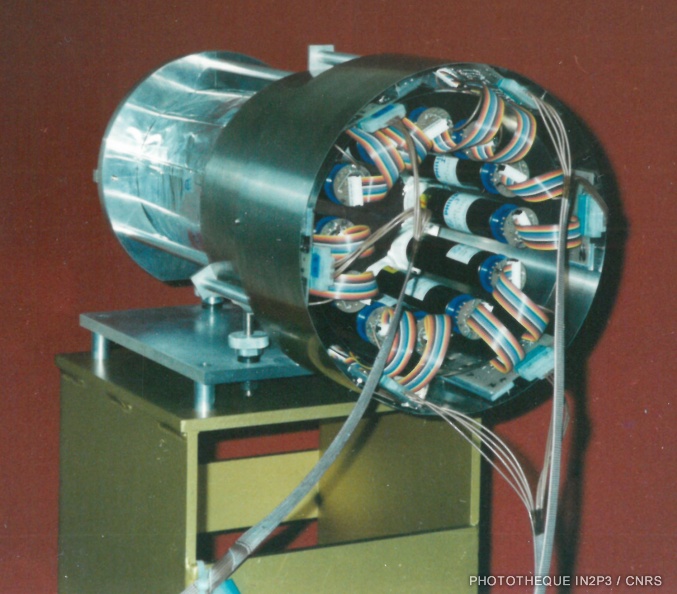 Le LPC Caen, La montée en puissance (1980-2000). La première couronne de détecteur INDRA composée de 12 scintillateurs plastiques (phoswiches).