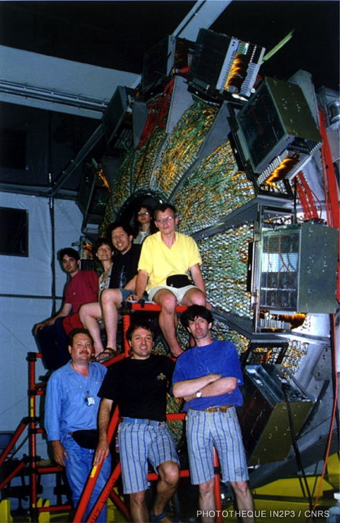 Membres de la collaboration BaBar devant le détecteur Cherenkov DIRC de l'expérience